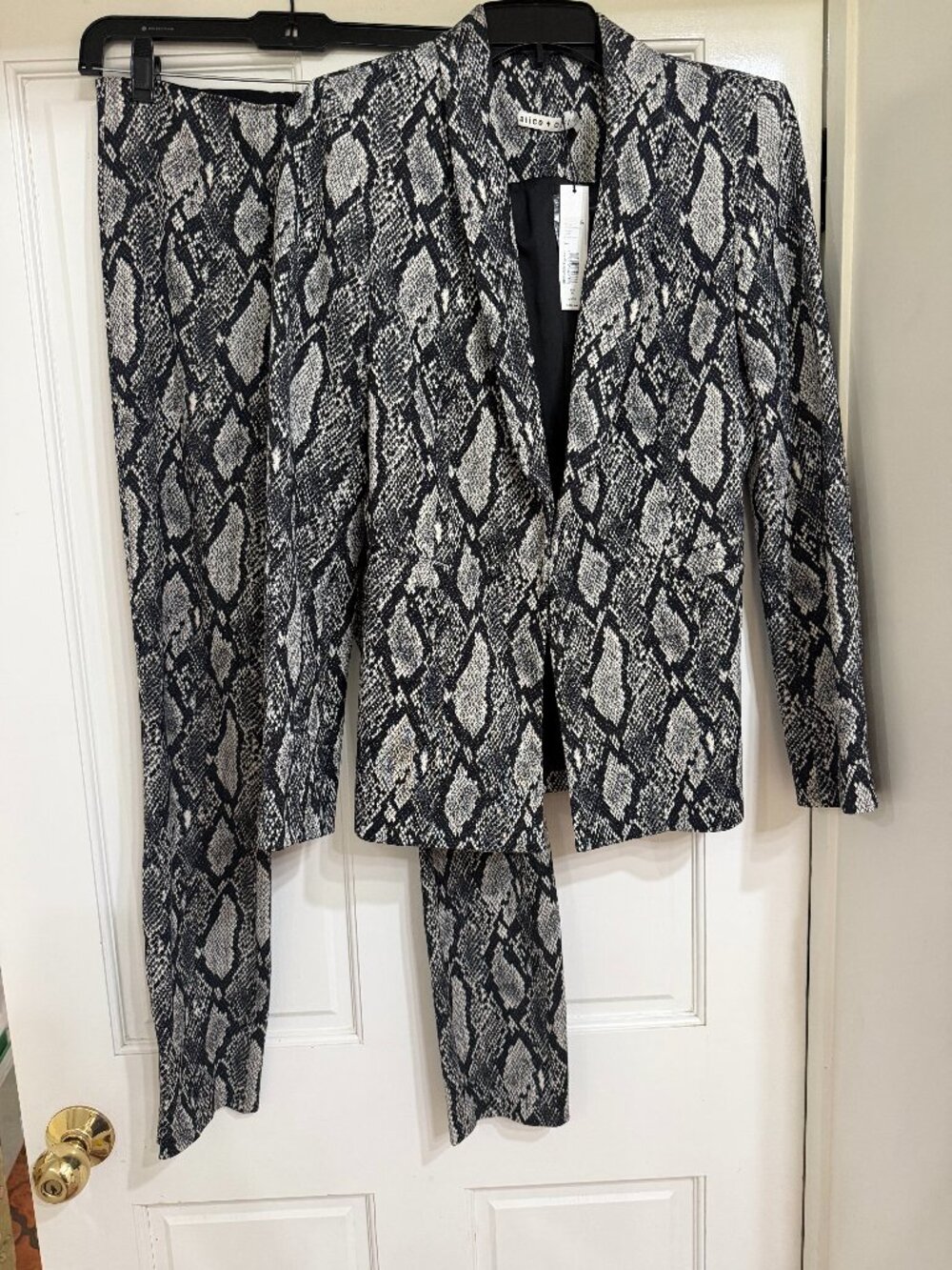 NEW with Tags $650 2 pc Alice + Olivia Jacket and Pants. sz 6